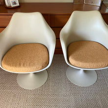 Load image into Gallery viewer, Vintage Mid-Century Eero Saarinen Tulip Side Chairs, White (Pair)
